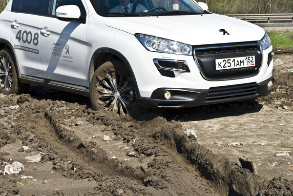 Peugeot 4008 колесами в грязи 