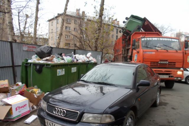 Припарковал машину у мусорных баков — как оштрафуют?