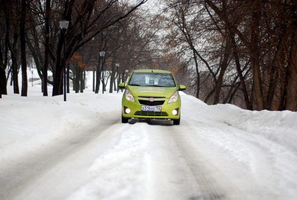 Chevrolet Spark на снежной дороге 